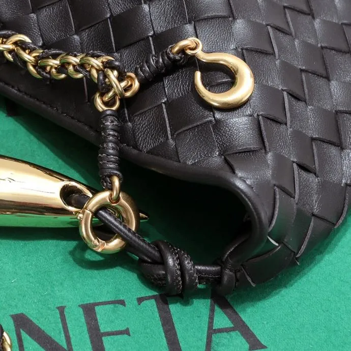 Batch 1860 Bv2024 early spring new product ⛓️Chain SARDINE 💙 Upgraded chain shoulder strap ⛓️ Chic and high-end, showing the fashion taste of urban women! Metal handles and classic weaving are combined together to perfectly integrate art and elegance. Through exquisite craftsmanship, new sardine-shaped handles are cast, and the brass material is the finishing touch. Each handle has a unique light-floating effect. The top-grade sheepskin material is woven to create a half-moon-shaped bag body, which has a fleshy touch and satisfies the preferences of those who pay attention to details. It is the most outstanding fashionable item for any occasion! 💕 Size: 33x20x4, Model: 6768#